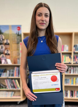  Sasha Berger, Lauréate Plume Jeunesse 2026, autrice de l'article Le Mois de la francophonie: une langue vivante à travers des cultures vibrantes. &mdash;  Crédit : Le Conseil Scolaire Centre Nord