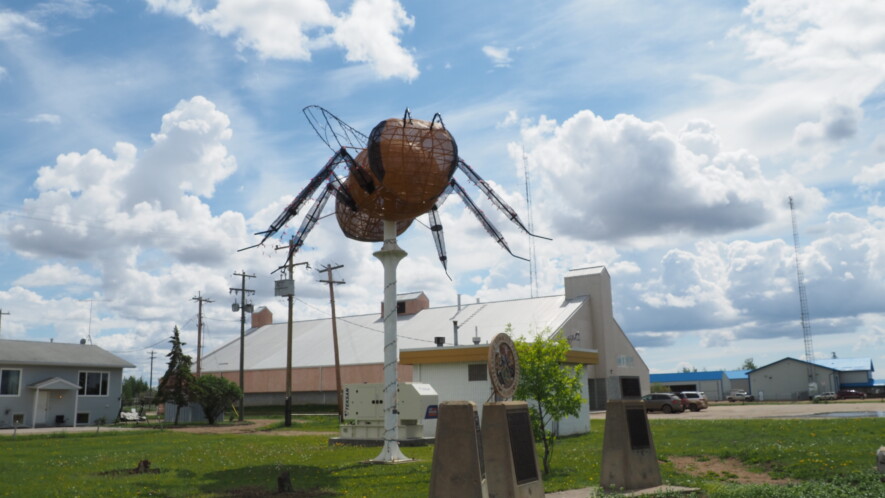  La grosse abeille de Falher ; symbole du miel comme production privilégiée de la région.  &mdash; Crédit : ACFA Rivière-la-Paix. 