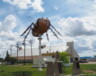  La grosse abeille de Falher ; symbole du miel comme production privilégiée de la région.  &mdash; Crédit : ACFA Rivière-la-Paix. 