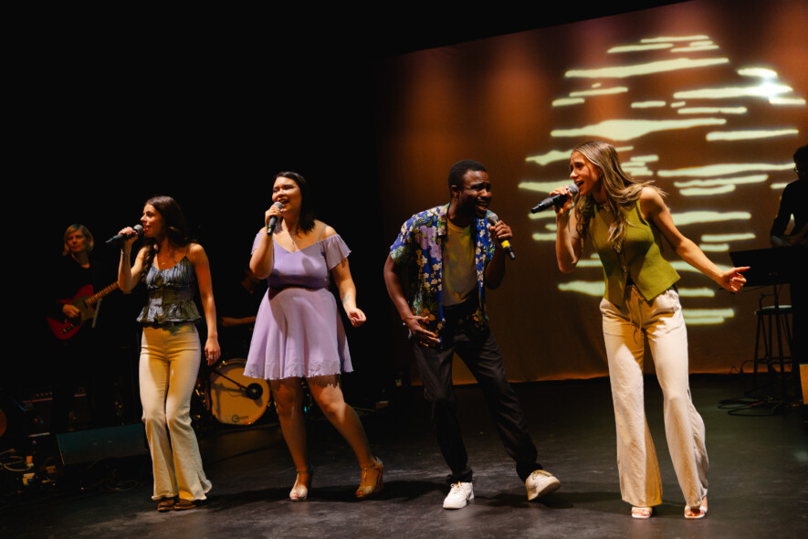 Artistes de polyfonik 37 sur un chant de groupe. 
 &mdash; Crédit: Julianna Damer