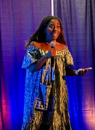 Marie-Joanne Fogué Makou, gagnante du prix Envol 2026. « Ce que je souhaite,
c'est d'être la relève, d'être une inspiration pour les jeunes Noirs... ».  &mdash; Crédit : Le Franco.