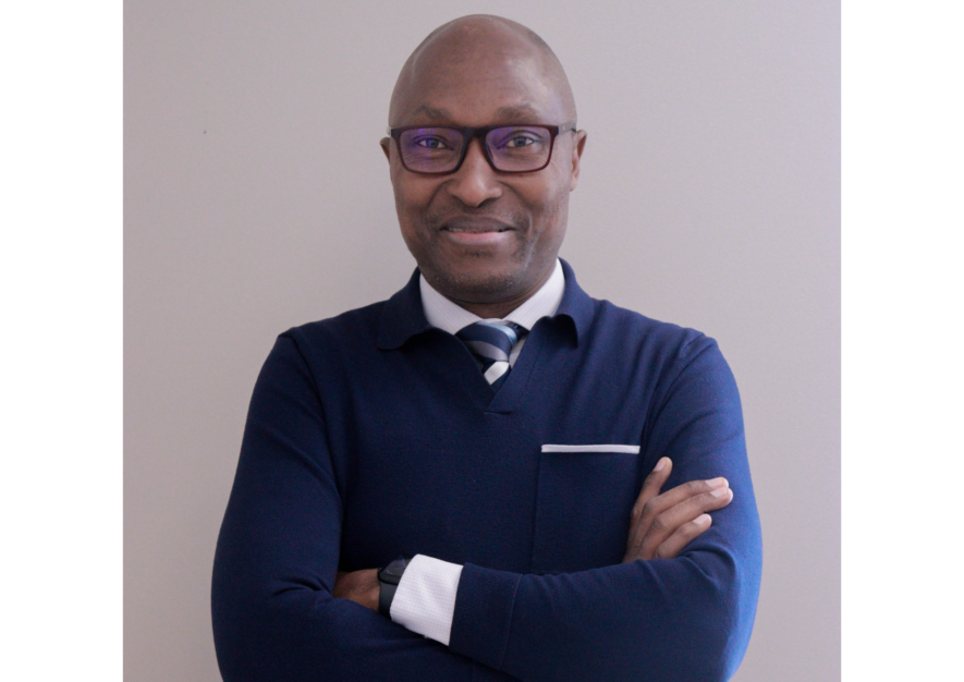  M. Alphonse Ndem Ahola,Directeur général de la FRAP, membre exécutif du Conseil canadien pour les réfugiés (CCR), du Conseil du premier ministre de l'Alberta sur le multiculturalisme et du Comité consultatif national en établissement francophone (CCNÉF), homme visionnaire et hyperactif : « Je me suis toujours demandé comment mes actions quotidiennes peuvent permettre aux personnes autour de moi de s’épanouir. C’est devenu un véritable projet de vie ».
 &mdash; Crédit : gracieuseté de la FRAP