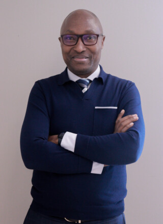  M. Alphonse Ndem Ahola,Directeur général de la FRAP, membre exécutif du Conseil canadien pour les réfugiés (CCR), du Conseil du premier ministre de l'Alberta sur le multiculturalisme et du Comité consultatif national en établissement francophone (CCNÉF), homme visionnaire et hyperactif : « Je me suis toujours demandé comment mes actions quotidiennes peuvent permettre aux personnes autour de moi de s’épanouir. C’est devenu un véritable projet de vie ».
 &mdash; Crédit : gracieuseté de la FRAP