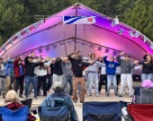  Les festivaliers dansent avec Ivan Touko, un artiste multidisciplinaire, entrepreneur et organisateur communautaire basé à Edmonton. &mdash;  Crédit : Le Franco