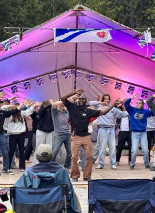  Les festivaliers dansent avec Ivan Touko, un artiste multidisciplinaire, entrepreneur et organisateur communautaire basé à Edmonton. &mdash;  Crédit : Le Franco
