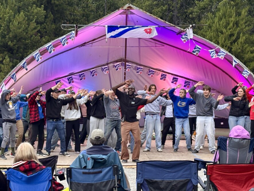  Les festivaliers dansent avec Ivan Touko, un artiste multidisciplinaire, entrepreneur et organisateur communautaire basé à Edmonton. &mdash;  Crédit : Le Franco