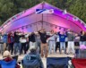  Les festivaliers dansent avec Ivan Touko, un artiste multidisciplinaire, entrepreneur et organisateur communautaire basé à Edmonton. &mdash;  Crédit : Le Franco