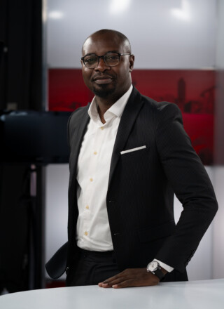 Michaël Tchipkio, réalisateur-animateur du Téléjournal Alberta pendant son premier téléjournal mardi 4 août. &mdash;  Crédit : Radio-Canada/Capture d'écran du téléjournal Alberta