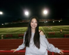 Photographiée en face du stade de l’Université Laval, Irene Ji ne tarit pas d’éloges à l’égard du programme offert à Québec par le Collège Saint-Charles-Garnier dans le cadre des bourses Explore.  &mdash; Crédit : gracieuseté d’Irene Ji.