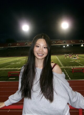 Photographiée en face du stade de l’Université Laval, Irene Ji ne tarit pas d’éloges à l’égard du programme offert à Québec par le Collège Saint-Charles-Garnier dans le cadre des bourses Explore.  &mdash; Crédit : gracieuseté d’Irene Ji.