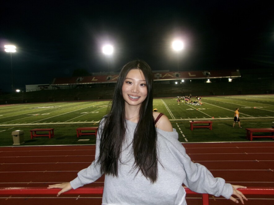 Photographiée en face du stade de l’Université Laval, Irene Ji ne tarit pas d’éloges à l’égard du programme offert à Québec par le Collège Saint-Charles-Garnier dans le cadre des bourses Explore.  &mdash; Crédit : gracieuseté d’Irene Ji.