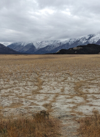Le glacier Kaskawulsh au Yukon a tellement fondu qu’en 2016 que les eaux de sa fonte ont emprunté une voie différente et ont pratiquement arrêté d’alimenter le lac Kluane, asséchant ce qui était auparavant la rivière Slims.  &mdash; Photo : Julien Cayouette – Francopresse