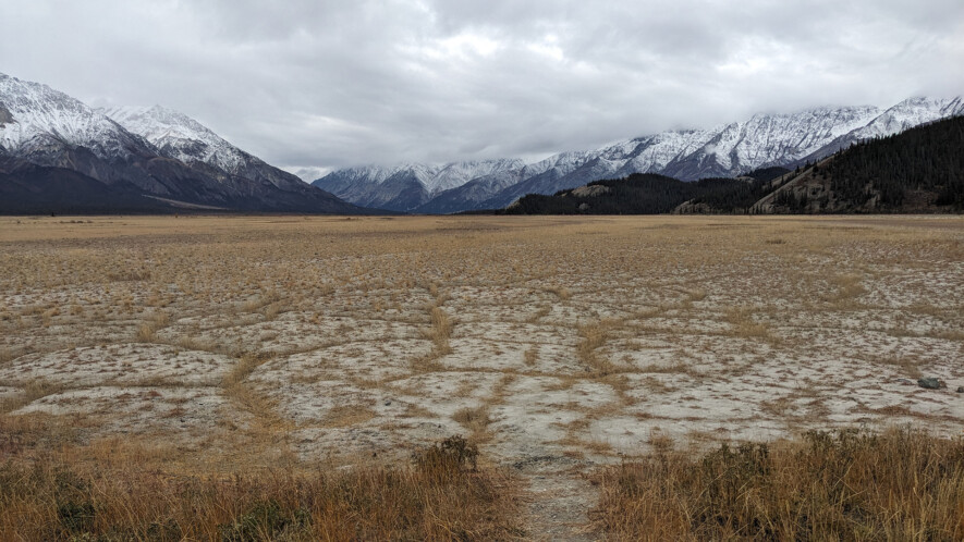 Le glacier Kaskawulsh au Yukon a tellement fondu qu’en 2016 que les eaux de sa fonte ont emprunté une voie différente et ont pratiquement arrêté d’alimenter le lac Kluane, asséchant ce qui était auparavant la rivière Slims.  &mdash; Photo : Julien Cayouette – Francopresse