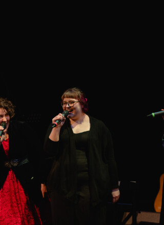 Coordinatrice de projets au CDM, Amy Painchaud Bloos (robe rouge) est aussi une artiste. Ici, lors du Galala Après-Dark de 2024.
 &mdash; Crédit : Julianna Damer