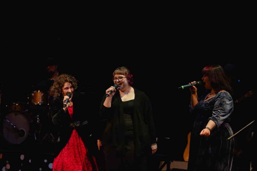 Coordinatrice de projets au CDM, Amy Painchaud Bloos (robe rouge) est aussi une artiste. Ici, lors du Galala Après-Dark de 2024.
 &mdash; Crédit : Julianna Damer