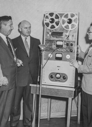 Edmonton Radio Station CHFA, [1960s], J. M. Fontaine, L. P. Mousseau, A. M. Déchène, Jacques Boucher (directeur de la programmation), et B. J. Gagnon reçoivent un appareil d’enregistrement de SSJB, Montréal

 &mdash; CRÉDIT: Provincial Archives of Alberta, A6503