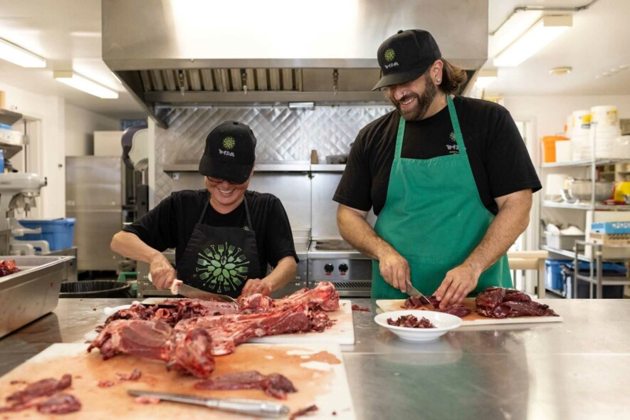 La boîte Inuliqtait du centre alimentaire Qajuqturvik vise à rendre la nourriture traditionnelle accessible aux Iqalummiut tout en offrant aux chasseurs une source de revenus constante et équitable. — Centre alimentaire Qajuqturvik