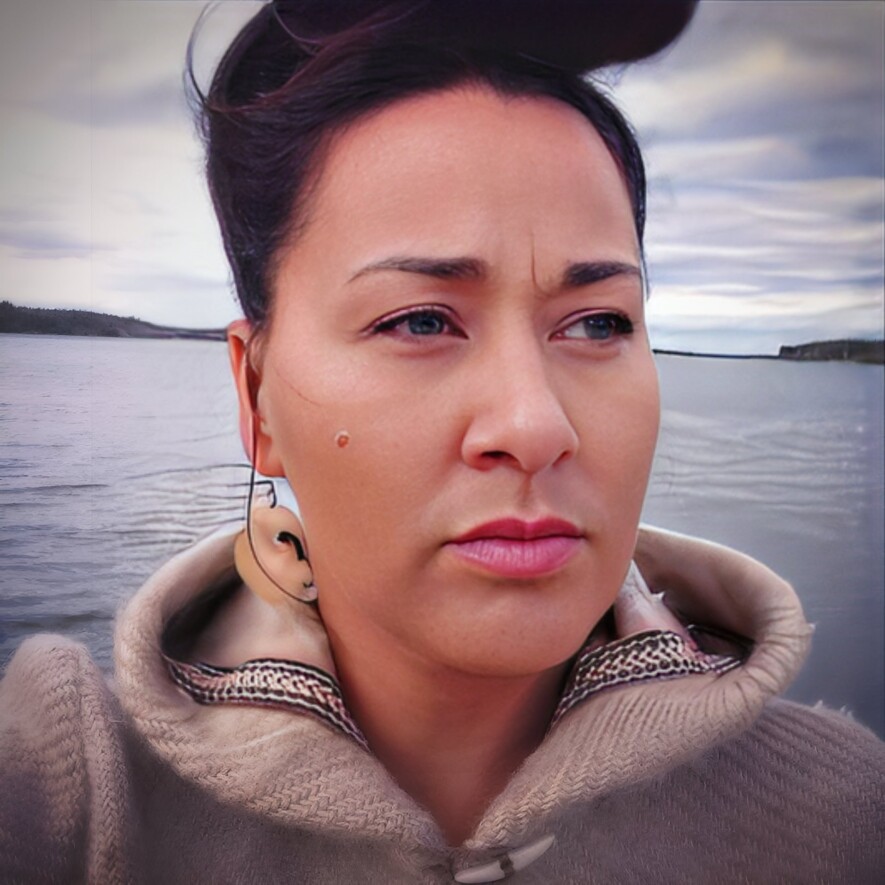 Inuksuk Mackay est originaire de Yellowknife et de la région de Kivalliq au Nunavut. Celle qui forme le duo musical Piqsiq avec sa sœur est aussi une écrivaine, cinéaste et photographe inuite. Dans une lettre publique adressée à l'Opéra de Saint-Étienne (France) elle dénonce le plagiat et l'utilisation de l'estampe 