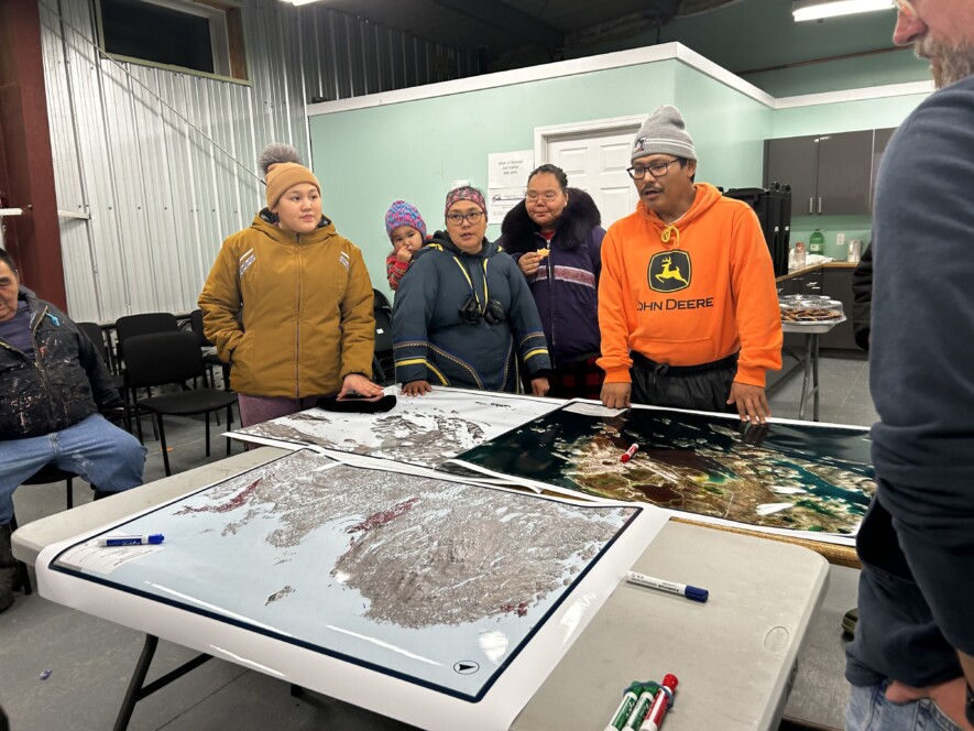 Des résidents de Rankin Inlet se sont rassemblés le mois dernier pour discuter de la pêche aux mollusques.   — Crédit : Edward Malindzak