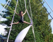La performeuse Minnie Ningiuruvik dans un extrait en plein air du numéro Atsaniu Tarninga, intégré à ce spectacle de septembre 2024. — Crédit : François Bellemare
