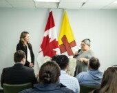 La ministre Jenna Sudds a fait un déplacement salué à Iqaluit, avec les annonces pour le nouveau plan d’alimentation scolaire et l'inauguration de la nouvelle garderie Tumikuluit. — Crédit : Brice Ivanovic