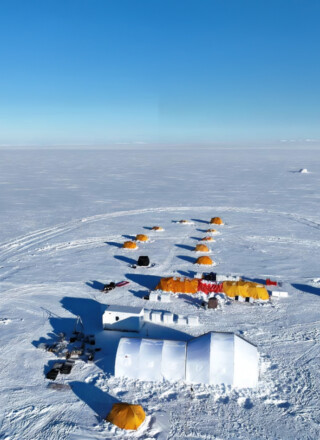 La calotte glaciaire Müller se trouve à une cinquantaine de kilomètres à vol d’oiseaux de l’océan Arctique, à une altitude d’environ 1800 mètres. — Courtoisie