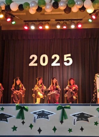 Cinq étudiants ont décroché leur diplôme secondaire à Sanikiluaq. — Source : Facebook P.J. Akeeagok