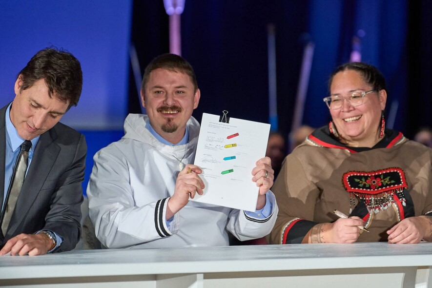 La signature de l’entente de transfert des responsabilités représente un moment fort du mandat de P.J. Akeeagok.  — Crédit : Vincent Desrosiers 