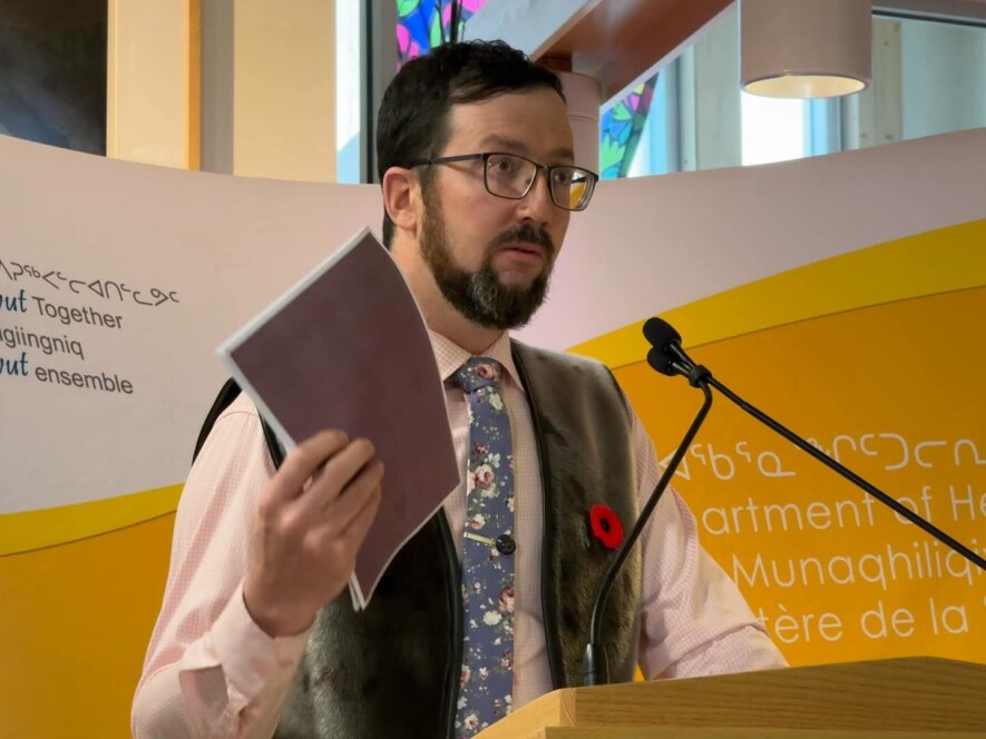 Le ministre de la Santé John Main demande que les mesures prises prennent racine dans la communauté, la culture et la compassion. — Crédit : Courtoisie - Archives 