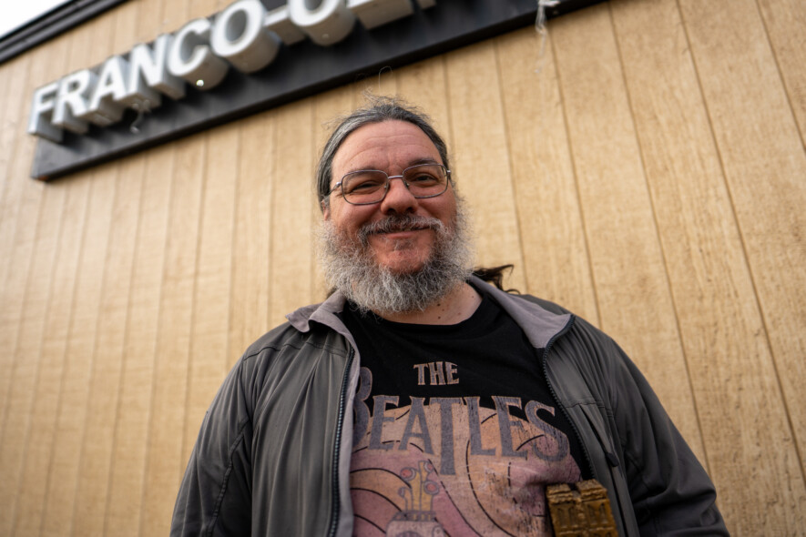 Pigiste pour Le Nunavoix durant de nombreuses années, Simon Houle a notamment remporté un Prix d’Excellence de la presse francophone en situation minoritaire en 2021.  — Crédit : Brice Ivanovic