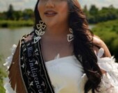 Gena Boubard a reçu le titre de Miss autochtone Canada 2025, marquant une victoire historique pour la représentation des personnes bispirituelles.  — Courtoisie - Taylre Media
