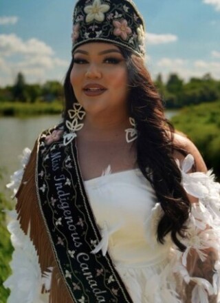 Gena Boubard a reçu le titre de Miss autochtone Canada 2025, marquant une victoire historique pour la représentation des personnes bispirituelles.  — Courtoisie - Taylre Media