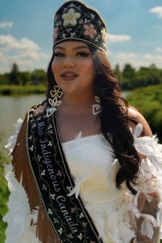 Gena Boubard a reçu le titre de Miss autochtone Canada 2025, marquant une victoire historique pour la représentation des personnes bispirituelles.  — Courtoisie - Taylre Media