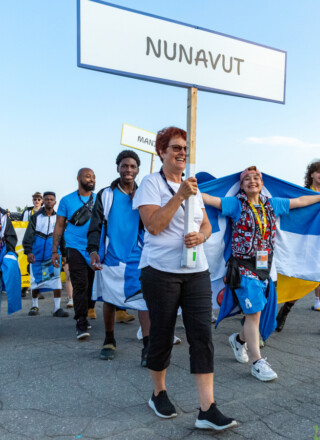 Les jeunes du Nunavut ont rayonné durant la parade d’ouverture et tout au long de ces jeux de la Francophonie. — Crédit : FJCF