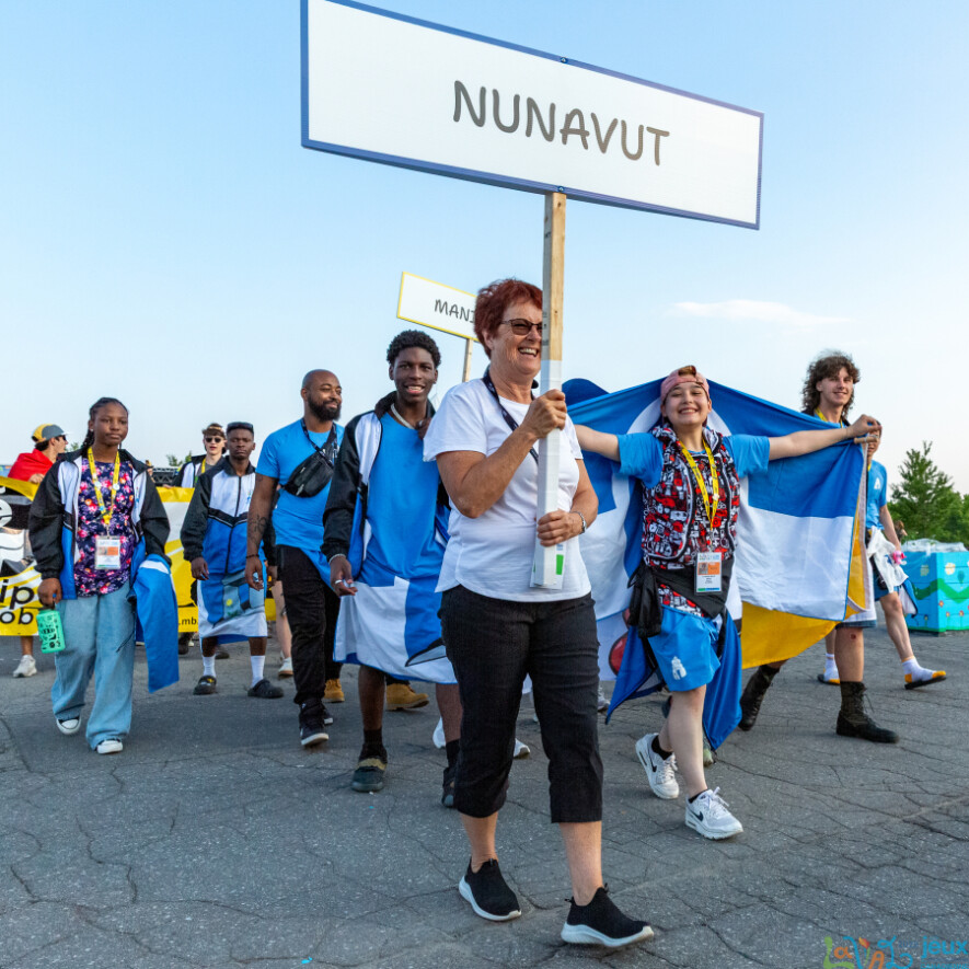 Les jeunes du Nunavut ont rayonné durant la parade d’ouverture et tout au long de ces jeux de la Francophonie.  — Crédit : FJCF 