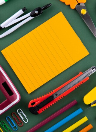La ville d’Iqaluit compte sur la générosité de sa communauté pour favoriser une rentrée scolaire réussie, période stressante sur le plan financier pour de nombreuses familles. — Crédit : Unsplash