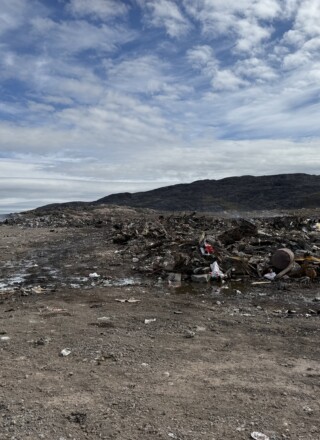 La cause du feu qui a sévi au dépotoir de Kugaaruk cet été reste encore inconnue. — Crédit : Division de la gestion des urgences du Nunavut
