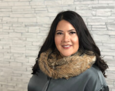 « Si le Canada veut protéger le Nord, il doit s’associer à ceux qui le protègent depuis des générations » pense la cheffe Kluane Adamek de l’Assemblée des Premières Nations pour la région du Yukon.  — Crédit : AFN Yukon Region