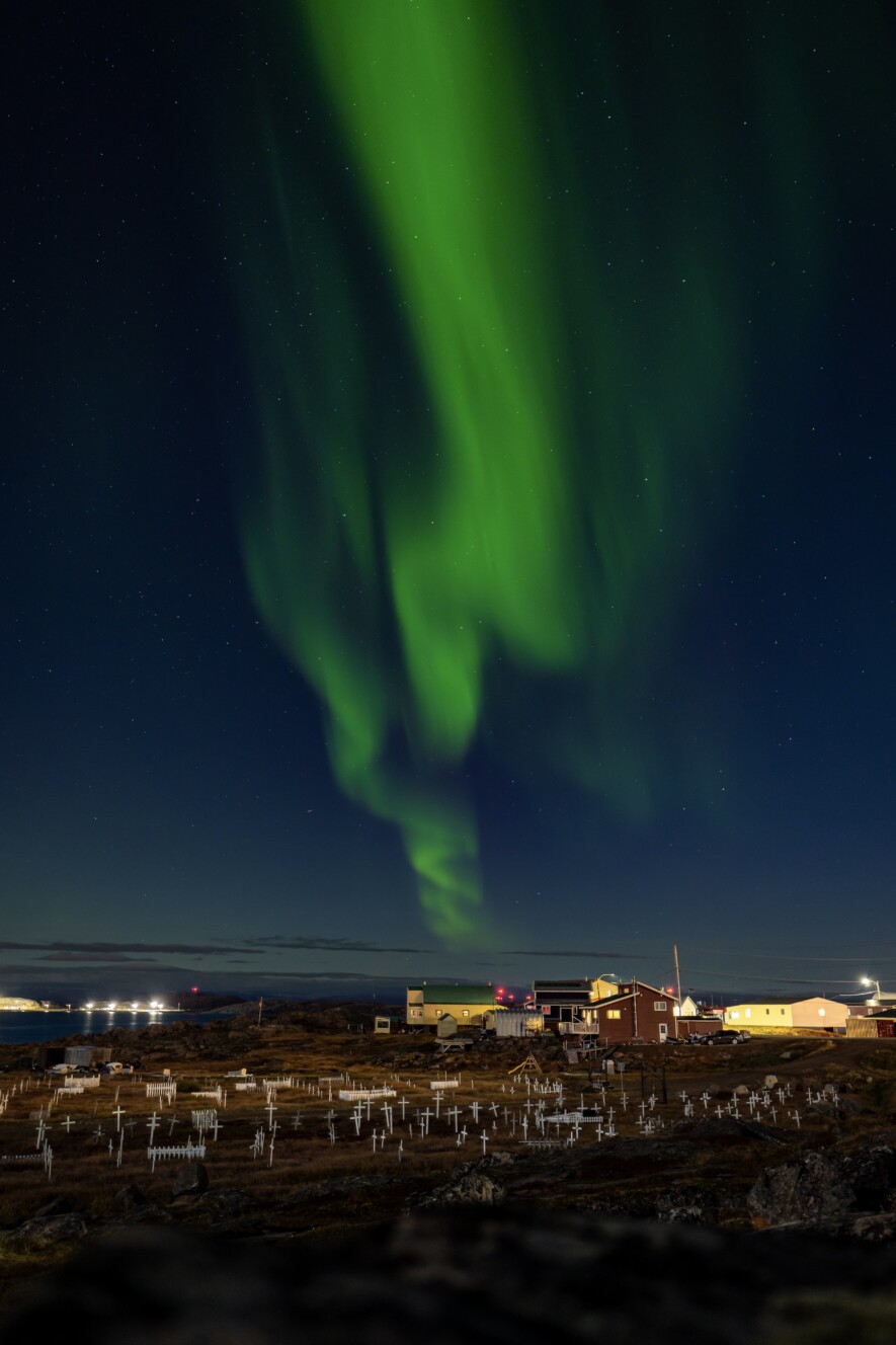 Aurore boréale au-dessus d'Iqaluit, mardi 9 septembre 2025. — Crédit : Brice Ivanovic