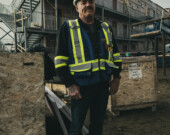 Jason est arrivé à Iqaluit pour diriger le chantier du « 4-Storey ». Il repartira en décembre, avec l'arrivée du grand froid et, il l'espère, la finition de cet immeuble. — Crédit : Brice Ivanovic