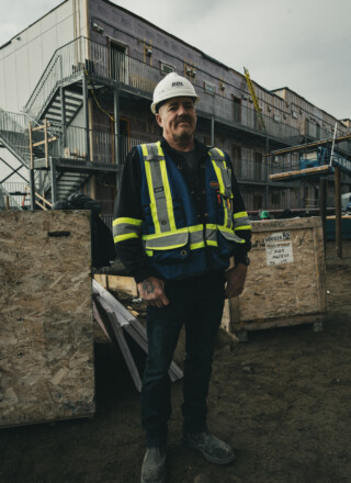 Jason est arrivé à Iqaluit pour diriger le chantier du « 4-Storey ». Il repartira en décembre, avec l'arrivée du grand froid et, il l'espère, la finition de cet immeuble. — Crédit : Brice Ivanovic
