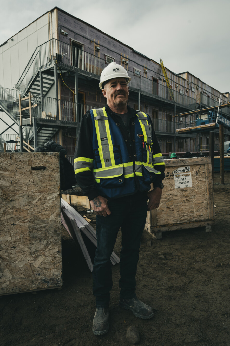 Jason est arrivé à Iqaluit pour diriger le chantier du « 4-Storey ». Il repartira en décembre, avec l'arrivée du grand froid et, il l'espère, la finition de cet immeuble. — Crédit : Brice Ivanovic