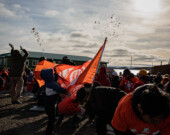 La journée s'est conclue par un traditionnel lancer de friandises, « parlak » en inuktitut. — Crédit : Brice Ivanovic