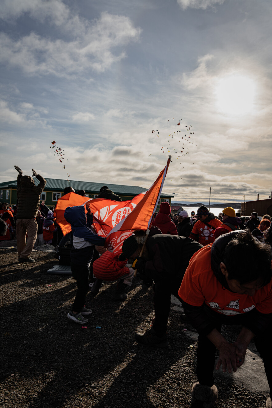 La journée s'est conclue par un traditionnel lancer de friandises, « parlak » en inuktitut. — Crédit : Brice Ivanovic