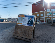 Les panneaux de campagne ont commencé à fleurir partout au Nunavut, comme ici à Iqaluit. 58 personnes sont candidates à travers les 22 circonscriptions du territoire.  — Crédit : Brice Ivanovic