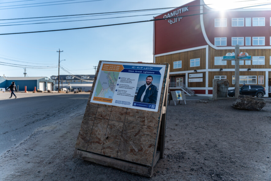 Les panneaux de campagne ont commencé à fleurir partout au Nunavut, comme ici à Iqaluit. 58 personnes sont candidates à travers les 22 circonscriptions du territoire.  — Crédit : Brice Ivanovic