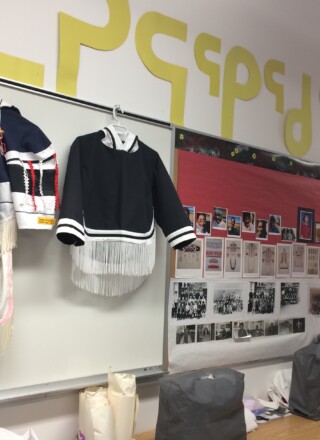 Le développement de l’identité inuit représente un facteur qui semble soutenir la persévérance scolaire.  — Crédit : Kathy Snow