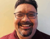 Janet Pitsiulaaq Brewster tente de conserver son siège à Iqaluit Sinaa, qu’elle occupe depuis 2021, face à Robin Anawak. — Crédit : Élections Nunavut