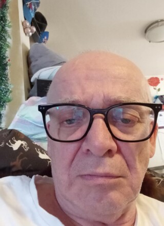 Installé depuis 30 ans au Nunavut, Roger Beaudry parle également inuktitut. Ce francophone souhaite s'attaquer à l'insécurité alimentaire dans sa circonscription, mais également faire valoir la francophonie minoritaire à l'Assemblée législative s'il est élu. — Courtoisie