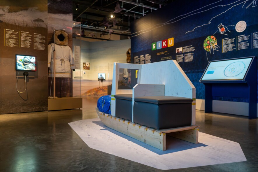L’exposition Qiiqtait plonge ses visiteurs au cœur de la communauté de Sanikiluak. — Crédit : Musée canadien de la nature